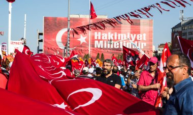 İSTANBUL, TURKEY-AĞUSTOS 7: Milyonlarca insan, 7 Ağustos 2016 tarihinde 15 Temmuz darbe girişimini protesto etmek amacıyla İstanbul Yenikapi bölgesindeki bir toplantı yerinde toplandı..
