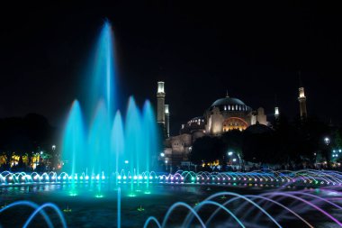 Ayasofya (Ayasofya) ve Sultan Ahmet Parkı 'ndan çeşme manzarası, İstanbul, Türkiye