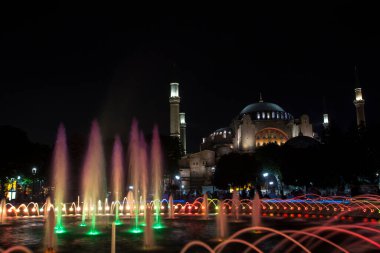 Ayasofya (Ayasofya) ve Sultan Ahmet Parkı 'ndan çeşme manzarası, İstanbul, Türkiye