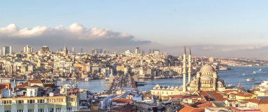 ISTANBUL, TURKEY - 5 Mart 2016; Yeni Cami Camii İstanbul, Türkiye 'deki Yeni Cami ve Galata Köprüsü