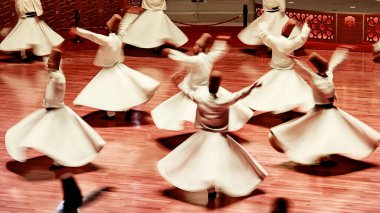 Semazen ya da Dervişler, Konya. Sufi dönen derviş (Semazen) dans eder. Semazen, ayine tanıklık edenlere Tanrı 'nın ruhsal hediyesini iletir..