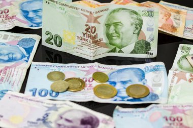 Türk banknotları ve arka planda lira, kapatın