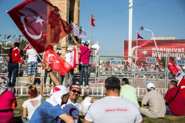İSTANBUL, TURKEY-AĞUSTOS 7: Milyonlarca insan, 7 Ağustos 2016 tarihinde 15 Temmuz darbe girişimini protesto etmek amacıyla İstanbul Yenikapi bölgesindeki bir toplantı yerinde toplandı..