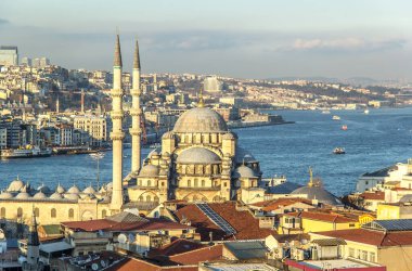 ISTANBUL, TURKEY - 5 Mart 2016; Yeni Cami Camii İstanbul, Türkiye 'deki Yeni Cami ve Galata Köprüsü