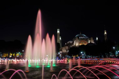 Ayasofya (Ayasofya) ve Sultan Ahmet Parkı 'ndan çeşme manzarası, İstanbul, Türkiye