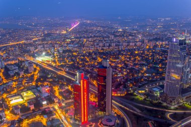 İSTANBUL, TURKEY - 31 Ocak 2016: İstanbul 'daki Safir İstanbul' un en büyük gökdelenleri, İstanbul 'u ve İstanbul Boğazı' nı gece gözleme kulesinden görebiliyordu