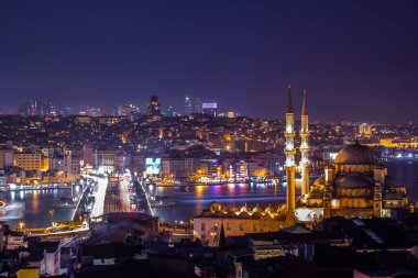 İstanbul, Türkiye 'de Yeni Cami Camii Yeni Cami ve Galata Köprüsü