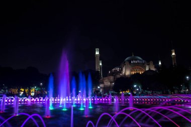 Ayasofya (Ayasofya) ve Sultan Ahmet Parkı 'ndan çeşme manzarası, İstanbul, Türkiye