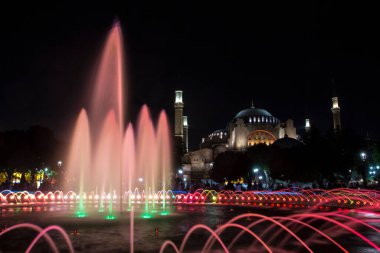 Ayasofya (Ayasofya) ve Sultan Ahmet Parkı 'ndan çeşme manzarası, İstanbul, Türkiye