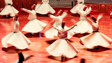 Semazen ya da Dervişler, Konya. Sufi dönen derviş (Semazen) dans eder. Semazen, ayine tanıklık edenlere Tanrı 'nın ruhsal hediyesini iletir..