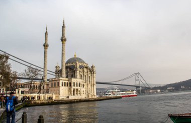 İSTANBUL, TURKEY - 27 Şubat 2016; İstanbul, Beşiktaş 'taki Ortakoy Camii, Boğaziçi' nin en popüler mekanlarından biri olan Ortakoy iskelesi meydanında yer almaktadır..