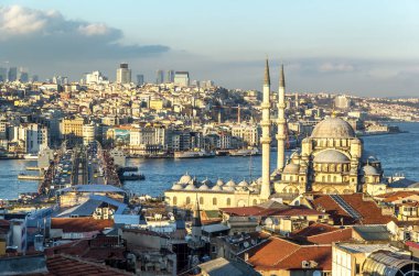 ISTANBUL, TURKEY - 5 Mart 2016; Yeni Cami Camii İstanbul, Türkiye 'deki Yeni Cami ve Galata Köprüsü