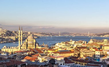 ISTANBUL, TURKEY - 5 Mart 2016; Yeni Cami Camii İstanbul, Türkiye 'deki Yeni Cami ve Galata Köprüsü