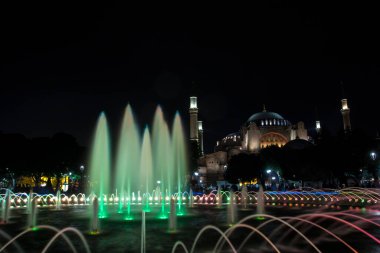 Ayasofya (Ayasofya) ve Sultan Ahmet Parkı 'ndan çeşme manzarası, İstanbul, Türkiye