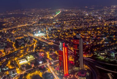 İSTANBUL, TURKEY - 31 Ocak 2016: İstanbul 'daki Safir İstanbul' un en büyük gökdelenleri, İstanbul 'u ve İstanbul Boğazı' nı gece gözleme kulesinden görebiliyordu