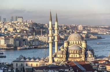 ISTANBUL, TURKEY - 5 Mart 2016; İstanbul, Galata Köprüsü ve Galata Kulesi