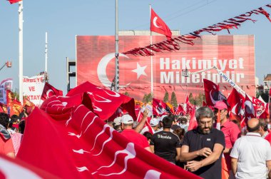 İSTANBUL, TURKEY-AĞUSTOS 7: Milyonlarca insan, 7 Ağustos 2016 tarihinde 15 Temmuz darbe girişimini protesto etmek amacıyla İstanbul Yenikapi bölgesindeki bir toplantı yerinde toplandı..