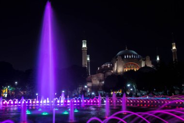 Ayasofya (Ayasofya) ve Sultan Ahmet Parkı 'ndan çeşme manzarası, İstanbul, Türkiye