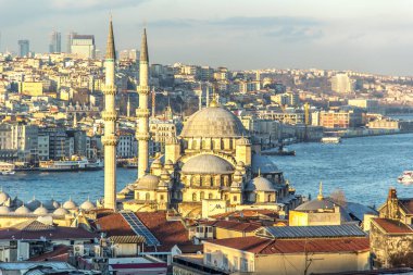 ISTANBUL, TURKEY - 5 Mart 2016; Yeni Cami Camii İstanbul, Türkiye 'deki Yeni Cami ve Galata Köprüsü