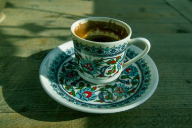 Arka planda Türk kahvesi