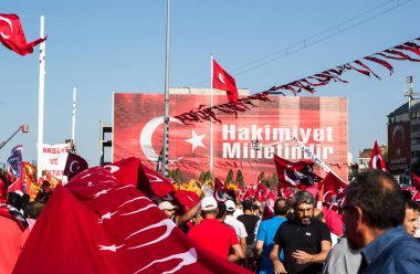 İSTANBUL, TURKEY-AĞUSTOS 7: Milyonlarca insan, 7 Ağustos 2016 tarihinde 15 Temmuz darbe girişimini protesto etmek amacıyla İstanbul Yenikapi bölgesindeki bir toplantı yerinde toplandı..