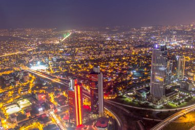 İSTANBUL, TURKEY - 31 Ocak 2016: İstanbul 'daki Safir İstanbul' un en büyük gökdelenleri, İstanbul 'u ve İstanbul Boğazı' nı gece gözleme kulesinden görebiliyordu