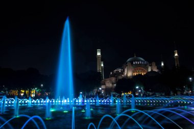 Ayasofya (Ayasofya) ve Sultan Ahmet Parkı 'ndan çeşme manzarası, İstanbul, Türkiye
