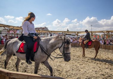 İSTANBUL, TURKEY - 13 Mayıs 2017: Etnospor Kültür Festivali Yenikapi, İstanbul, Türkiye 'deki eski Osmanlı Türkçesi kültürel etkinlikleri hakkında.