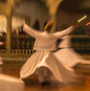 Semazen ya da Dervişler, Konya. Sufi dönen derviş (Semazen) dans eder. Semazen, ayine tanıklık edenlere Tanrı 'nın ruhsal hediyesini iletir..