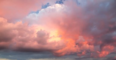 Dramatik gün batımı ve gün doğumu gökyüzü.