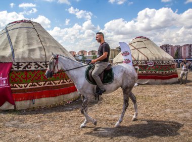ISTANBUL, TURKEY - 27 Ağustos: Etnospor Kültür Festivali eski Osmanlı Türkçe kültürel etkinlikleri hakkındadır. Bezirganbahce Bölgesi Kucukcekmece, İstanbul, Türkiye 'den eski bir sedirhane var..