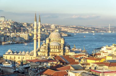 ISTANBUL, TURKEY - 5 Mart 2016; Yeni Cami Camii İstanbul, Türkiye 'deki Yeni Cami ve Galata Köprüsü
