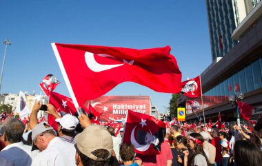 İSTANBUL, TURKEY-AĞUSTOS 7: Milyonlarca insan, 7 Ağustos 2016 tarihinde 15 Temmuz darbe girişimini protesto etmek amacıyla İstanbul Yenikapi bölgesindeki bir toplantı yerinde toplandı..