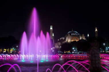 Ayasofya (Ayasofya) ve Sultan Ahmet Parkı 'ndan çeşme manzarası, İstanbul, Türkiye