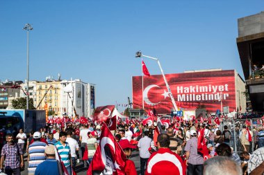 İSTANBUL, TURKEY-AĞUSTOS 7: Milyonlarca insan, 7 Ağustos 2016 tarihinde 15 Temmuz darbe girişimini protesto etmek amacıyla İstanbul Yenikapi bölgesindeki bir toplantı yerinde toplandı..