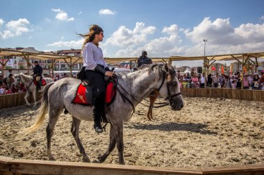 İSTANBUL, TURKEY - 13 Mayıs 2017: Etnospor Kültür Festivali Yenikapi, İstanbul, Türkiye 'deki eski Osmanlı Türkçesi kültürel etkinlikleri hakkında.