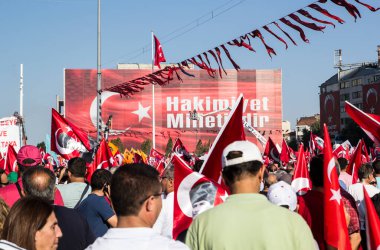 İSTANBUL, TURKEY-AĞUSTOS 7: Milyonlarca insan, 7 Ağustos 2016 tarihinde 15 Temmuz darbe girişimini protesto etmek amacıyla İstanbul Yenikapi bölgesindeki bir toplantı yerinde toplandı..