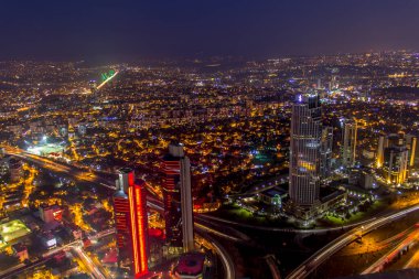 İSTANBUL, TURKEY - 31 Ocak 2016: İstanbul 'daki Safir İstanbul' un en büyük gökdelenleri, İstanbul 'u ve İstanbul Boğazı' nı gece gözleme kulesinden görebiliyordu