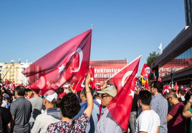 İSTANBUL, TURKEY-AĞUSTOS 7: Milyonlarca insan, 7 Ağustos 2016 tarihinde 15 Temmuz darbe girişimini protesto etmek amacıyla İstanbul Yenikapi bölgesindeki bir toplantı yerinde toplandı..