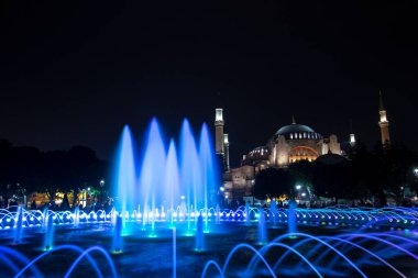 Ayasofya (Ayasofya) ve Sultan Ahmet Parkı 'ndan çeşme manzarası, İstanbul, Türkiye