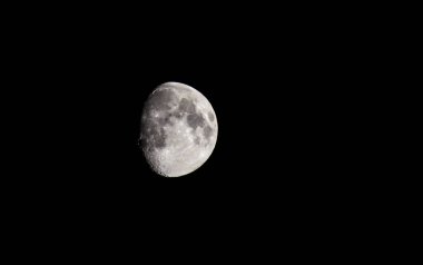 Arka planda güzel dolunay var