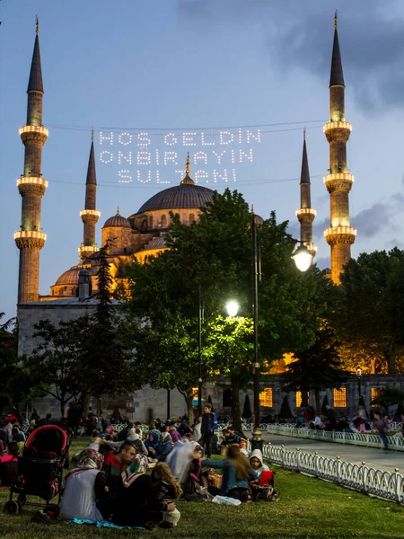 Bienvenido Sultán Once Meses Letras Colgadas Mahya Mezquita Azul Estambul —  Fotos de Stock