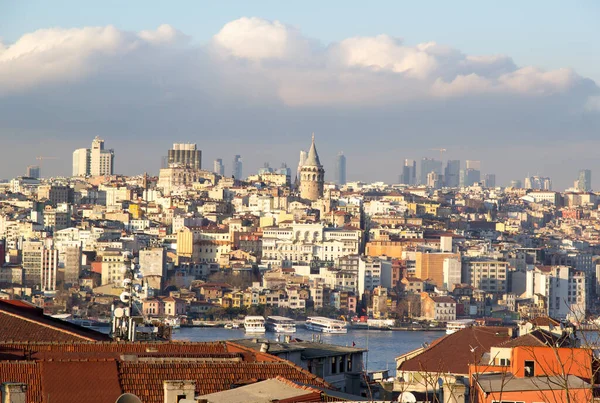 ISTANBUL, TURKEY - 5 Mart 2016; İstanbul, Galata Köprüsü ve Galata Kulesi