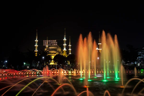 Hagia Sophia Ayasofya 和土耳其伊斯坦布尔苏丹阿赫迈特公园的喷泉景观 — 图库照片