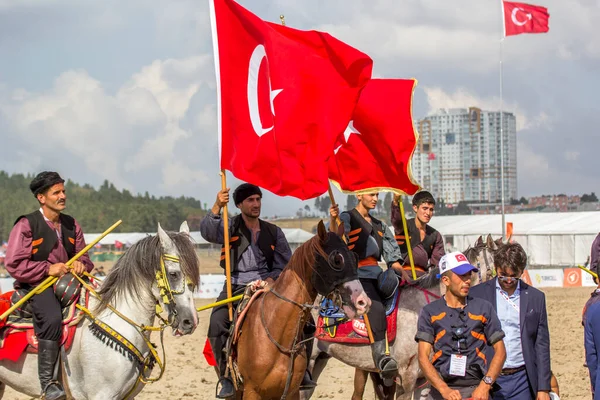 ISTANBUL, TURKEY - 27 Ağustos: Etnospor Kültür Festivali eski Osmanlı Türkçe kültürel etkinlikleri hakkındadır. Bezirganbahce Bölgesi Kucukcekmece, İstanbul, Türkiye 'den eski bir sedirhane var..