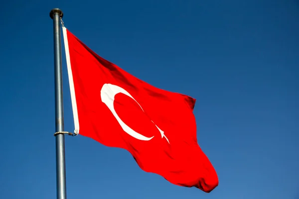 土耳其蓝天飘扬着土耳其国旗 旗子是白色的月亮和红色背景的星星 红色象征着殉道者的鲜血 10月29日 共和国日 — 图库照片