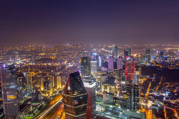 İSTANBUL, TURKEY - 31 Ocak 2016: İstanbul 'daki Safir İstanbul' un en büyük gökdelenleri, İstanbul 'u ve İstanbul Boğazı' nı gece gözleme kulesinden görebiliyordu