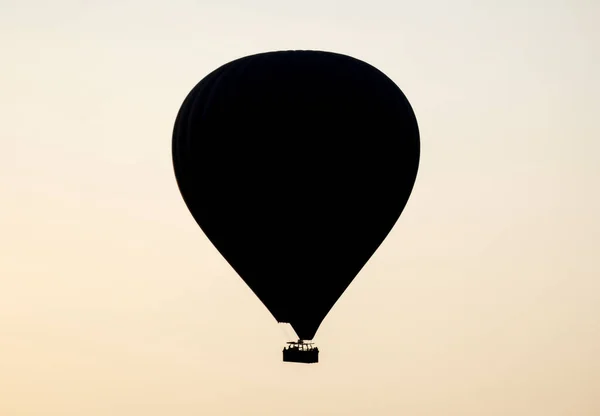 Goreme Turkey 2016年7月20日 ゴーレムのカッパドキア上空で熱気球が飛ぶ — ストック写真
