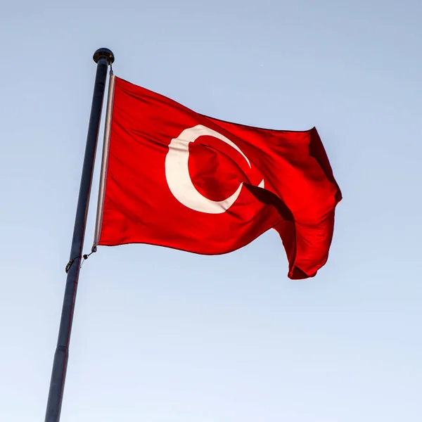 Bandeira Turca Acenando Céu Azul Turquia Bandeira Lua Branca Estrela — Fotografia de Stock