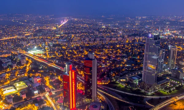 İSTANBUL, TURKEY - 31 Ocak 2016: İstanbul 'daki Safir İstanbul' un en büyük gökdelenleri, İstanbul 'u ve İstanbul Boğazı' nı gece gözleme kulesinden görebiliyordu